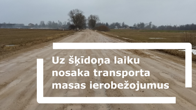 Attēls ar bedrainu un izbraukātu ceļu pavasarī