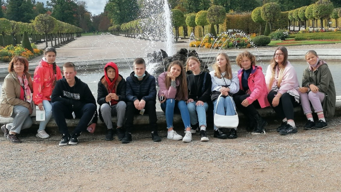 Bērni pie strūklakas