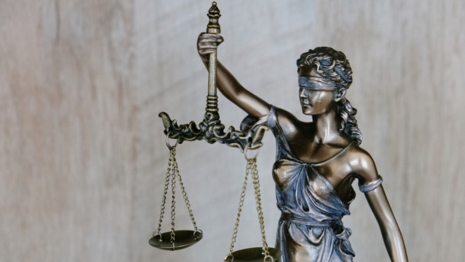 Temīdas statuja ar svariem