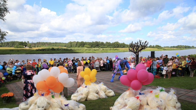 Skats no Bebīšu svētkiem pie Līvānu stikla un amatniecības centra