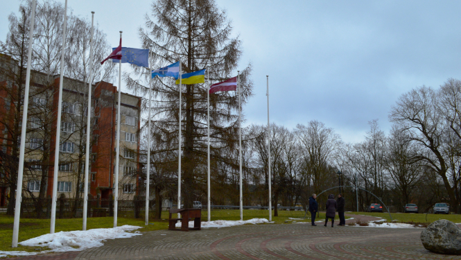 Karogu mastos pacelti karogi