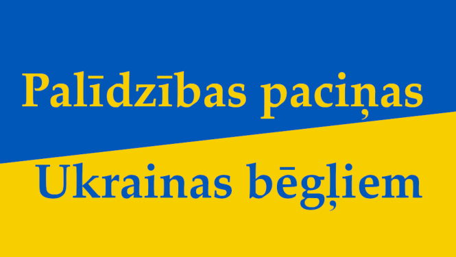 Ukrainas karoga krāsā uzraksts par palīdzības paciņām Ukrainas bēgļiem