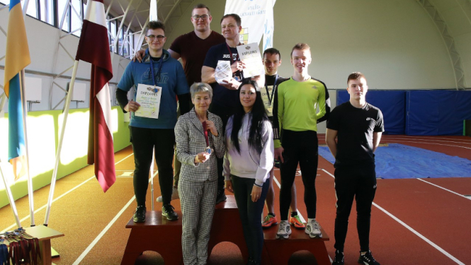 Vīrieši un sievietes uz piedestāla