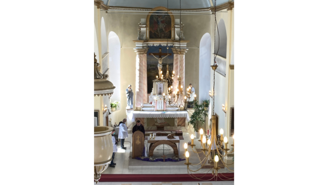 Skats uz baznīcas altāri