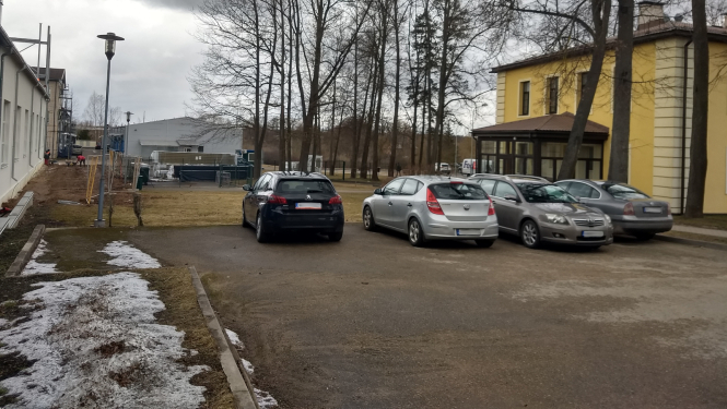 Stāvlaukums ar automašīnām