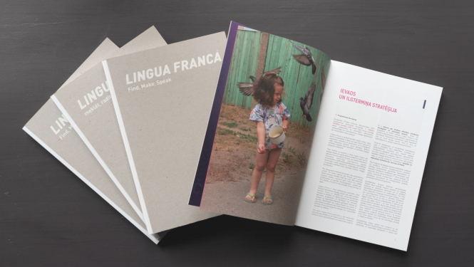 Atvēta grāmata ar meitenes foto vienā lpp.