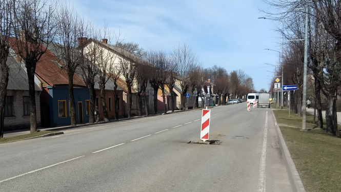 Rīgas iela un zīmes par aku apbraukšanu