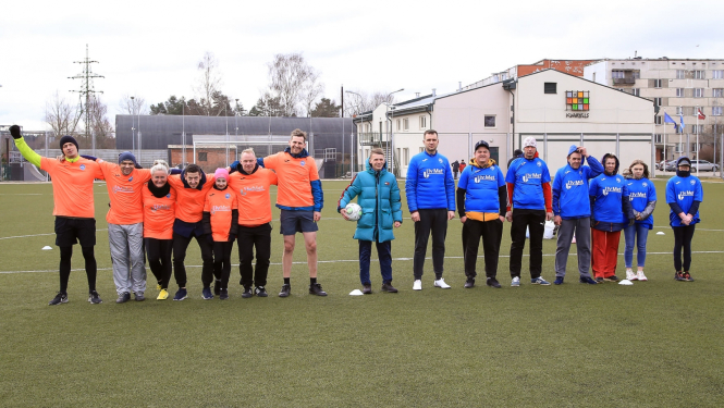 Futbolisti laukumā vienā rindā