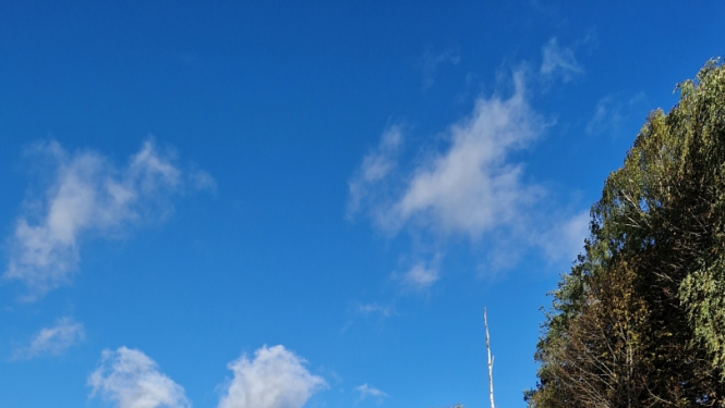 buldozers rok zemi gar šoseju