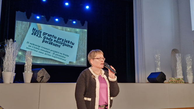 sieviete runā mikrofonā