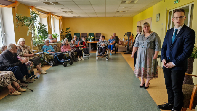 daudz cilvēku veco ļaužupansionātā