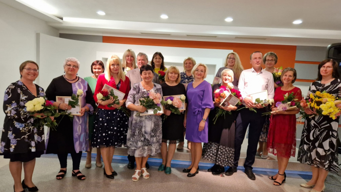 Līvānu novada pedagogi, Radošās stipendijas saņēmēji ar ziediem rokās. 