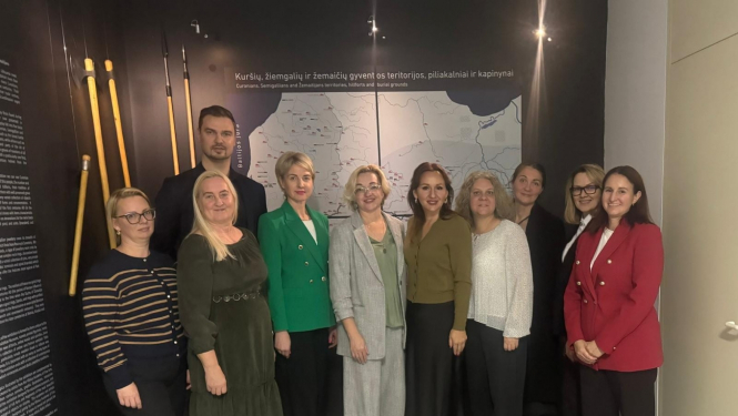 daudz cilvēki sastājušies rindā pozē