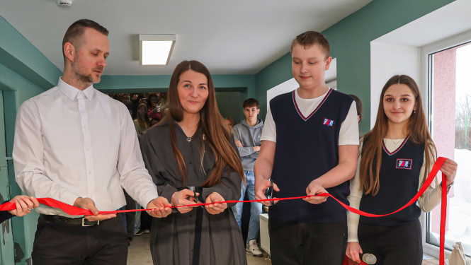 4 cilvēki griež sarkanu lentu