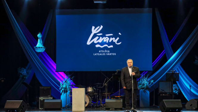 Priekšsēdētājs uz skatuves