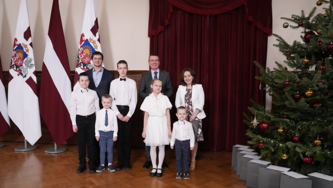 Āboltiņu ģimene kopā ar Valsts prezidentu