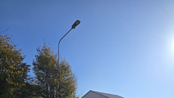 pacēlājs pie laternu staba