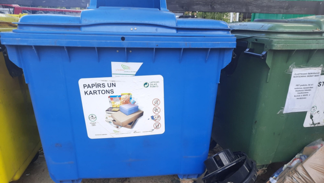 dzeltens, zils un zaļš atkritumu konteiners