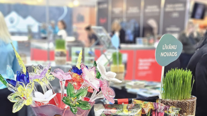 stikla ziedi, čipsi un citi u=izstrādājumi uz stenda