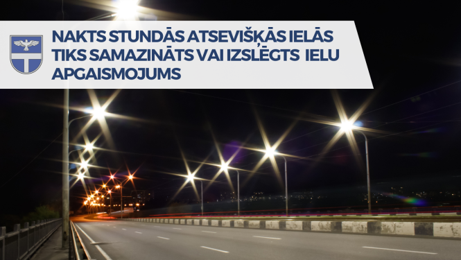 vizuālis ar ielu naktī un laternām, kas deg