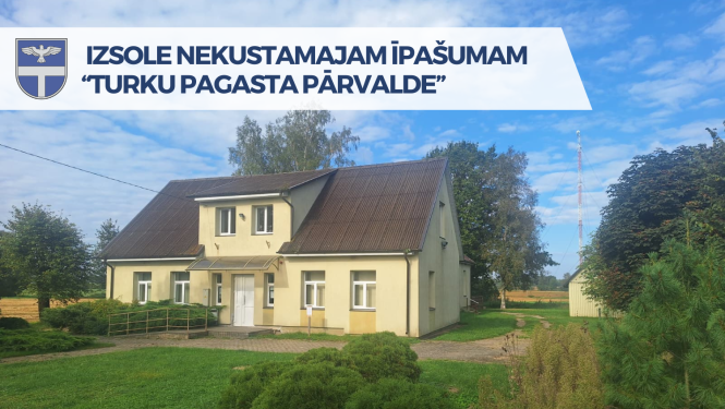 dzeltena ēka vasarā