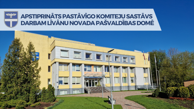 dzeltena ēka vasarā