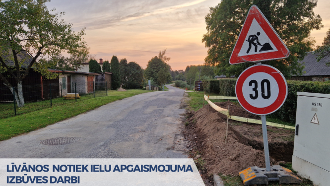 ielas mala izraksta un brīdinājuma zīmes saliktas