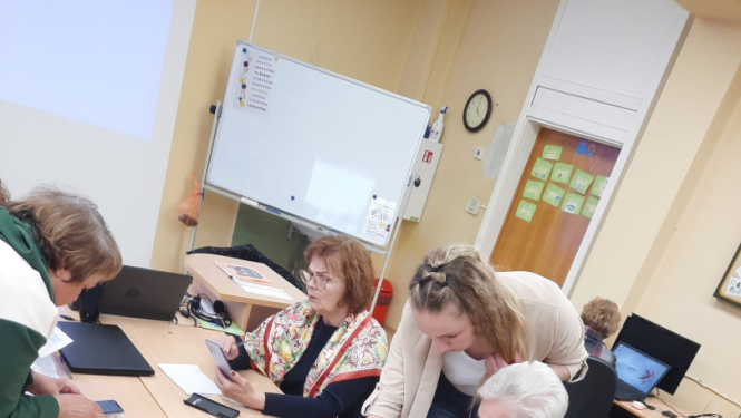 daudz cilvēki mācās ap galdu