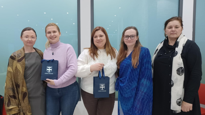 piecas sievietes stāv rindā pozē