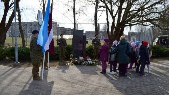 Bērni pie pieminekļa