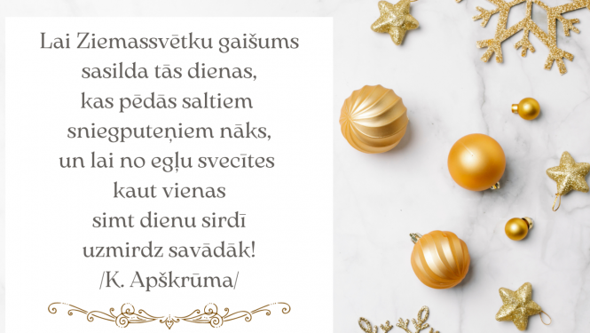 Ziemassvētku rotājumi zeltīti uz balta fona