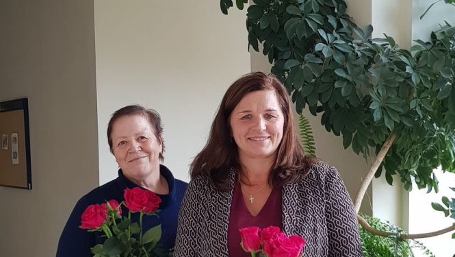 divas sievietes ar ziediem