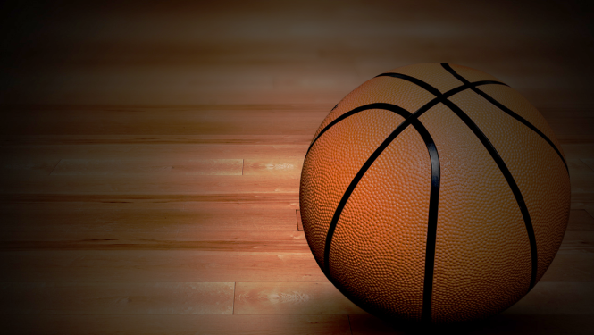 Basketbola bumba uz zāles grīdas