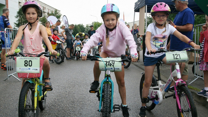 trīs bērni ar velosipēdiem