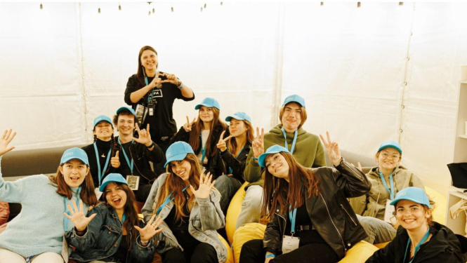 daudz cilvēku sēž pufos