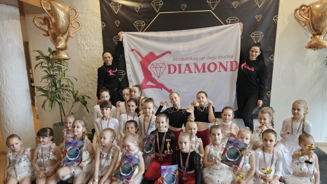 bērnu pulciņš sēž