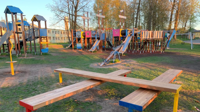 Dizaina solins, kas veidotsn no trīs ozolkoka dēļiem