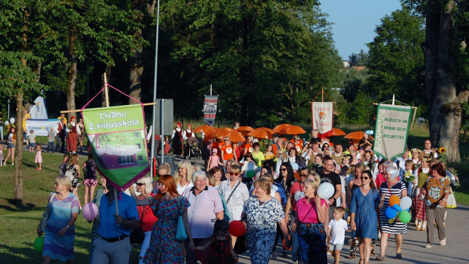 Daudz cilvēku iet gājienā 