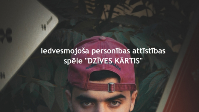 vīrietis met kārtis