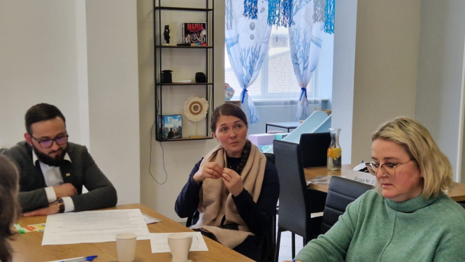 daudz cilvēku ap galda