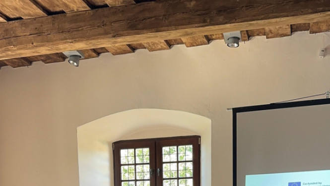 divi vīriešipie galda paraksta dokumentus