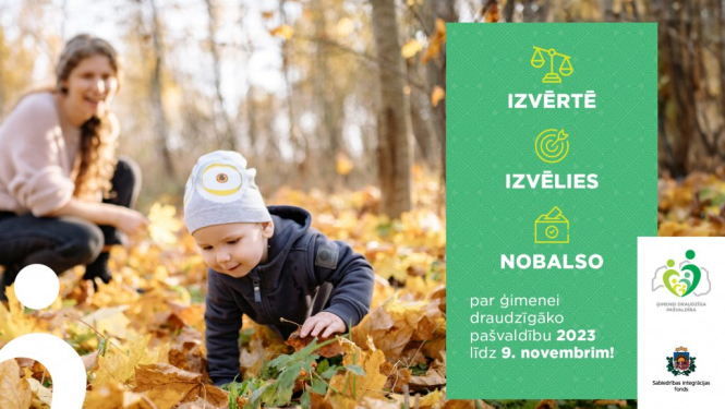 māte ar bērnu rudens lapās