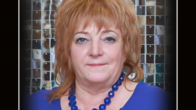 sieviete melnā rāmītī