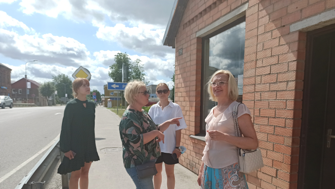 ar filmēšanas grupas pārstāvjiem