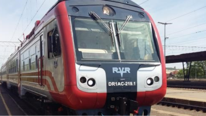 vilciens uz sliedēm