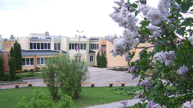 Skats uz Jaunsilavas pamatskolas ieeju