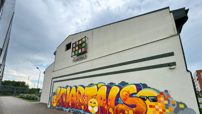 dzeltens grafiti uz mājas sienas