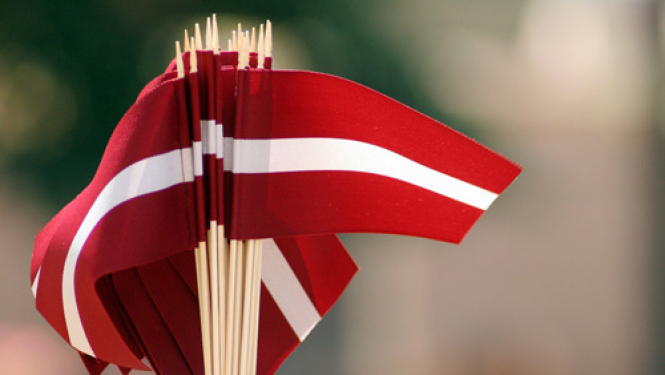 Daudzi mazi Latvijas karodziņi