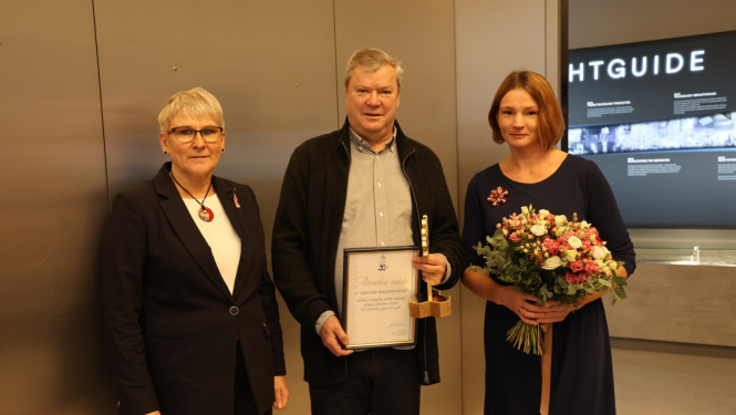 vīrietis un 2 sievietes - apvalvojumu saņem