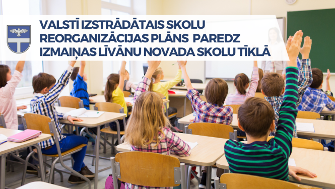 Skolēni skolas solā 